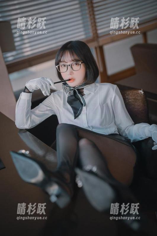 Son Ye Eun 打开Son Ye Eun的Loozy图包,双重约会的那些蹊跷